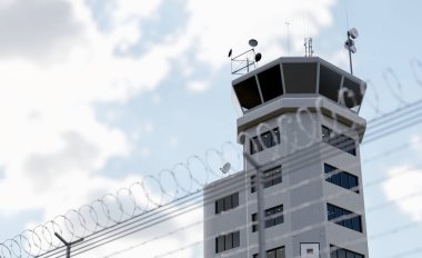 Hava Trafik Kontrol Kulesi Dikenli Çitin Arkasında.