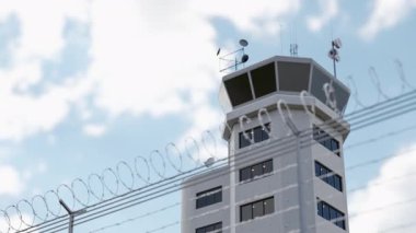 Dikenli Çitin Arkasındaki Hava Trafik Kontrol Kulesi 'nin Elle Tutulan Tavası.