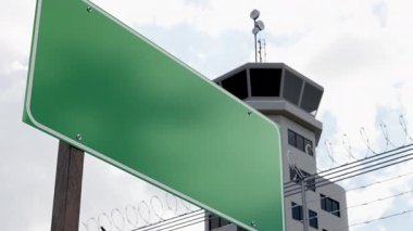 Boş Yeşil Yol İşareti Hava Trafik Kontrol Kulesi önünde Mesajınız İçin Hazır.