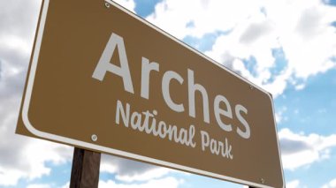 Arches Ulusal Parkı (Utah) Mavi Gök ve Bulutlara Karşı Yol İşareti. ABD Ulusal Parklar Serisi 'nden biri.