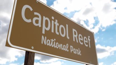 Capitol Resif Ulusal Parkı (Utah) Mavi Gök ve Bulutlara Karşı Yol İşareti. ABD Ulusal Parklar Serisi 'nden biri.