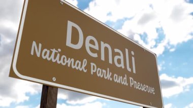 Denali Ulusal Parkı Koruma Alanı (Alaska) Mavi Gök ve Bulutlara Karşı Yol İşareti. ABD Ulusal Parklar Serisi 'nden biri.
