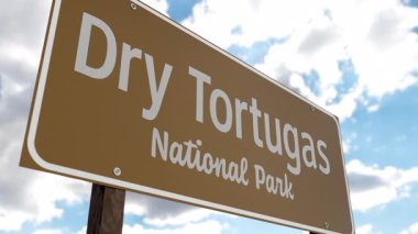 Kuru Tortugas Ulusal Parkı (Florida) Mavi Gök ve Bulutlara Karşı Yol İşareti. ABD Ulusal Parklar Serisi 'nden biri.