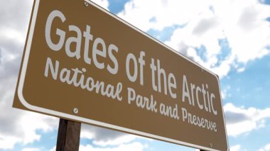 Kuzey Kutbu Ulusal Parkı Koruma Alanı (Alaska) Mavi Gök ve Bulutlara Karşı Yol İşareti. ABD Ulusal Parklar Serisi 'nden biri.