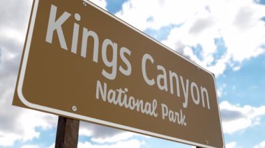 Kings Canyon Ulusal Parkı (California) Mavi Gök ve Bulutlara Karşı Yol İşareti. ABD Ulusal Parklar Serisi 'nden biri.