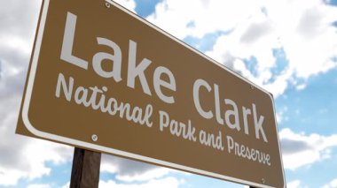 Clark Gölü Ulusal Parkı (Alaska) Mavi Gök ve Bulutlara Karşı Yol İşareti. ABD Ulusal Parklar Serisi 'nden biri.