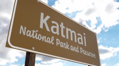 Katmai Ulusal Parkı (Alaska) Mavi Gök ve Bulutlara Karşı Yol İşareti. ABD Ulusal Parklar Serisi 'nden biri.