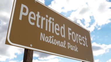 Taşlaşmış Orman Ulusal Parkı (Arizona) Mavi Gök ve Bulutlara Karşı Yol İşareti. ABD Ulusal Parklar Serisi 'nden biri.