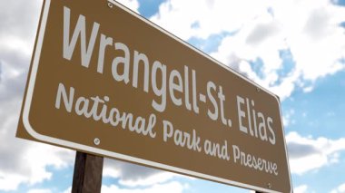 Wrangell-St. Elias Ulusal Parkı (Alaska) Mavi Gök ve Bulutlara Karşı Yol İşareti. ABD Ulusal Parklar Serisi 'nden biri.