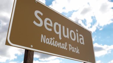 Sequoia Ulusal Parkı (California) Mavi Gök ve Bulutlara Karşı Yol İşareti. ABD Ulusal Parklar Serisi 'nden biri.