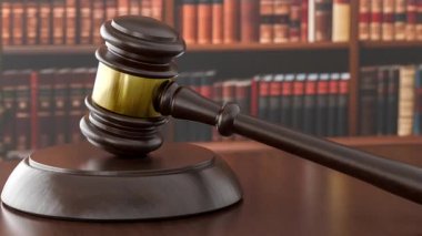 Gavel 'in Dramatik Dolly Kamera Hareketi Hukuk Kitaplarının Önündeki Masada Dinleniyor.