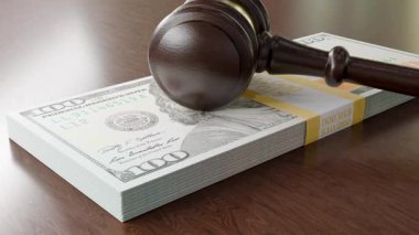 Gavel Yüz Dolarlık Yığının Üzerinde Dinleniyor.