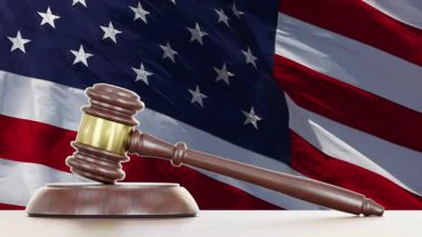 Gavel, Amerikan Bayrağı Rüzgarda Sallanırken Masada Dinleniyor.