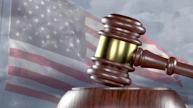 Gavel, Zaman Fırtınası Bulutlarıyla Rüzgarda Dalgalanan Amerikan Bayrağıyla Masada Dinleniyor.