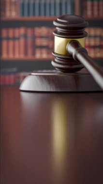 Gavel Hukuk Kitapları Kitabı 'nın Önündeki Masada Dinleniyor.