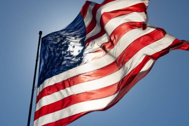 Rüzgarda Sallanan Dramatik Arka Işık Amerikan Bayrağı.