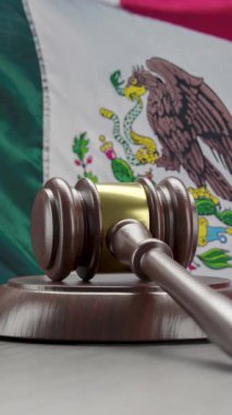 Tahta Gavel Meksika Bayrağının Önündeki Masada Dinleniyor.