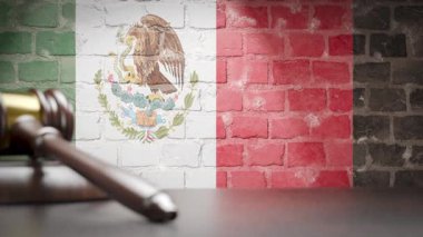 Tahta Gavel Meksika Bayrağıyla Tuğla Duvarın Önündeki Masada Dinleniyor.