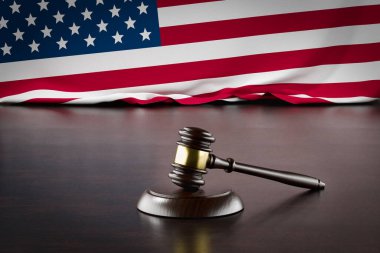 Amerikan Bayrağı ve Tahta Gavel Masada Dinleniyor.