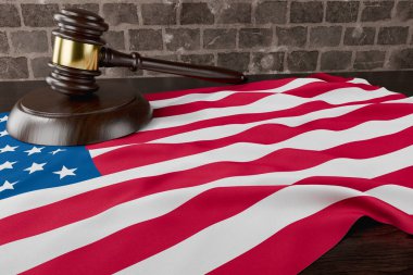 Amerikan Bayrağı ve Tahta Gavel Masada Dinleniyor.