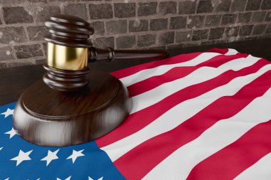 Amerikan Bayrağı ve Tahta Gavel Masada Dinleniyor.