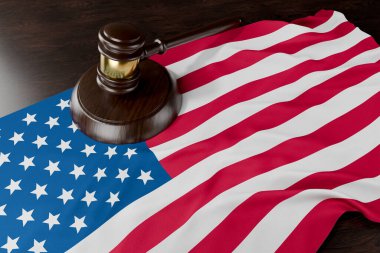 Amerikan Bayrağı ve Tahta Gavel Masada Dinleniyor.