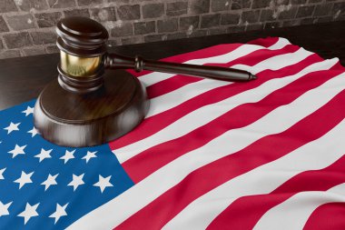Amerikan Bayrağı ve Tahta Gavel Masada Dinleniyor.