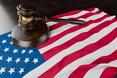 Amerikan Bayrağı ve Tahta Gavel Masada Dinleniyor.