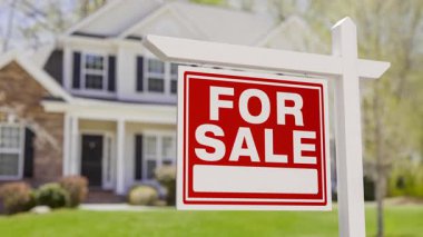 Güzel Ev 'in Önünde Satılık Emlak Tabelası.