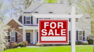 Güzel Ev 'in Önünde Satılık Emlak Tabelası.