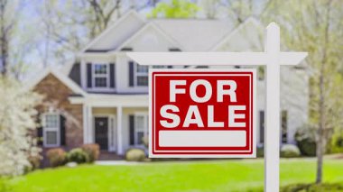 Güzel Ev 'in Önünde Satılık Emlak Tabelası.