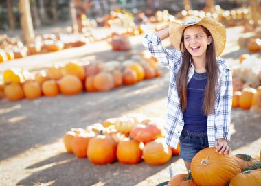 Kovboy Şapkası Giyen Güzel Kız Güneşli Sonbahar Gününde Balkabağı Tarlasının Tadını Çıkartıyor.