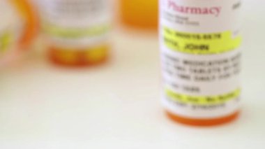 Yavaş Kamera Hareketi Genel İlaç Reçetesi İlaç Şişesi ve İlaçlar Banyo Tezgahında Dinleniyor. Etiket tescilli değil, hayali, özellikle stok fotoğraf endüstrisi için yapılmış..