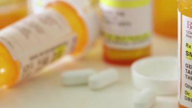 Yavaş Kamera Hareketi Genel İlaç Reçetesi İlaç Şişesi ve İlaçlar Banyo Tezgahında Dinleniyor. Etiket tescilli değil, hayali, özellikle stok fotoğraf endüstrisi için yapılmış..