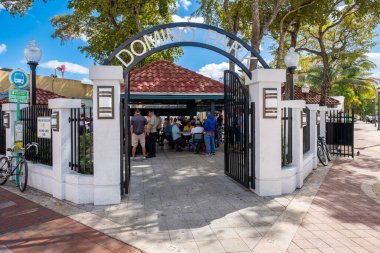MIAMI, ABD - 7 Şubat 2023: Miami 'deki Küba topluluğunun kalbi Küçük Havana' daki Domino Parkı