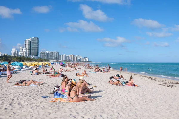 Miami Beach Estados Unidos Febrero 2023 Gente Disfruta Hermoso Día — Foto de Stock