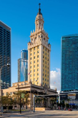 MIAMI, ABD - 3 Şubat 2023: Küba-Amerika toplumunun bir sembolü olan Miami 'deki Özgürlük Kulesi