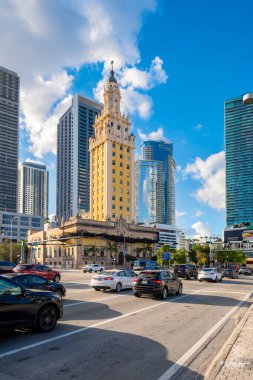 MIAMI, ABD - 3. 2023 FEBRUARY: Özgürlük Kulesi, Biscayne Bulvarı ve Miami şehir merkezi silueti