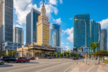 MIAMI, ABD - 3. 2023 FEBRUARY: Özgürlük Kulesi, Biscayne Bulvarı ve Miami şehir merkezi silueti