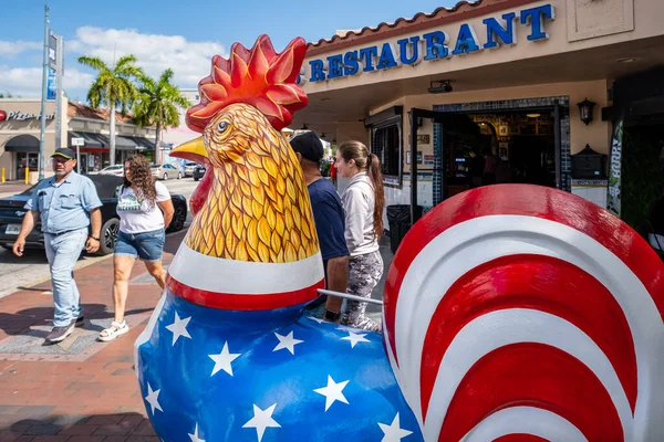 マイアミ アメリカ 2023年2月7日 キューバのコミュニティのシンボルであるマイアミのリトルハバナでアメリカの国旗を持つ鶏 — ストック写真