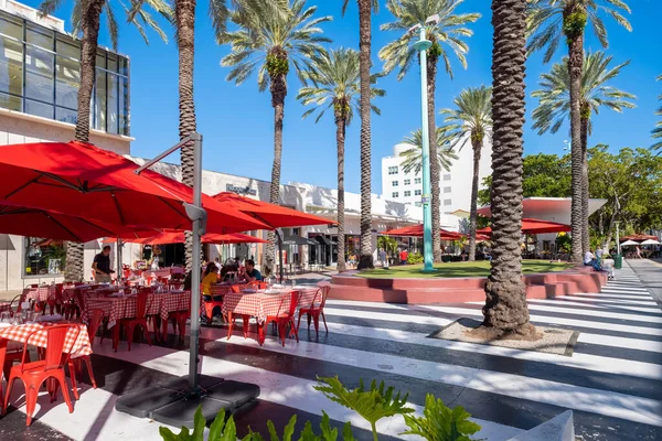 Miami Beach Ηπα Φεβρουαρίου 2023 Εστιατόρια Και Καταστήματα Στη Λεωφόρο — Φωτογραφία Αρχείου