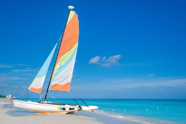 キューバのバラデロの美しいビーチでカラフルな帆船 — ストック写真