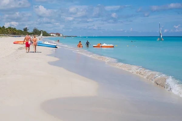 Varadero Cuba June 2023 在阳光灿烂的夏日 游客们欣赏着美丽的古巴瓦拉德洛海滩 — 图库照片