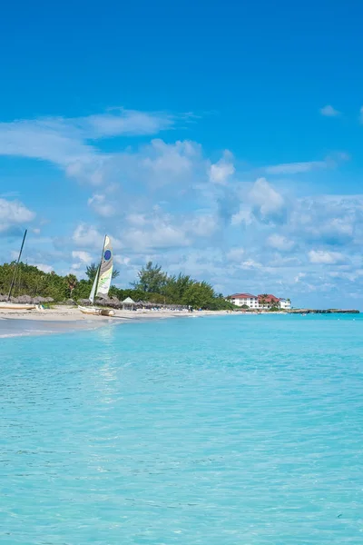 日当たりの良い夏の日のキューバのバラデロ美しいビーチ — ストック写真