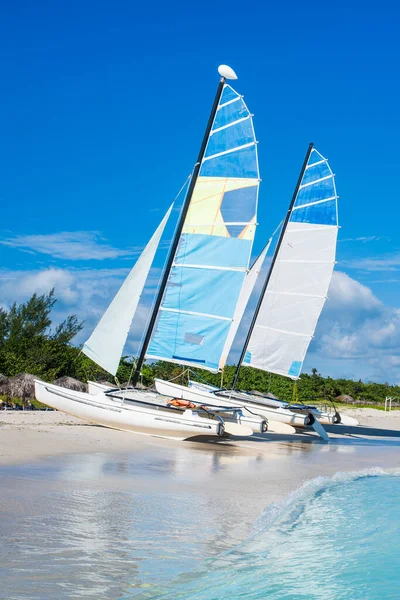 在阳光明媚的夏日 在古巴美丽的瓦拉德罗海滩上航行的帆船 免版税图库照片