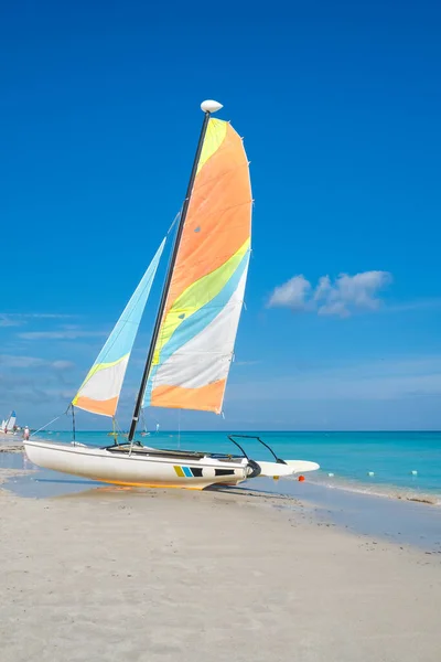 Buntes Segelboot Schönen Strand Von Varadero Kuba Stockbild