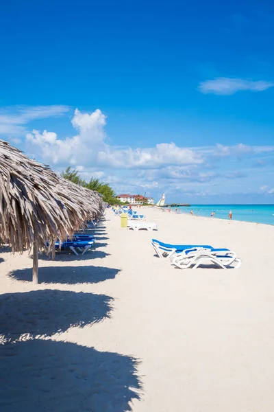 Θαμμένες Ομπρέλες Στην Παραλία Βαραντέρο Της Κούβας Μια Ηλιόλουστη Καλοκαιρινή — Φωτογραφία Αρχείου