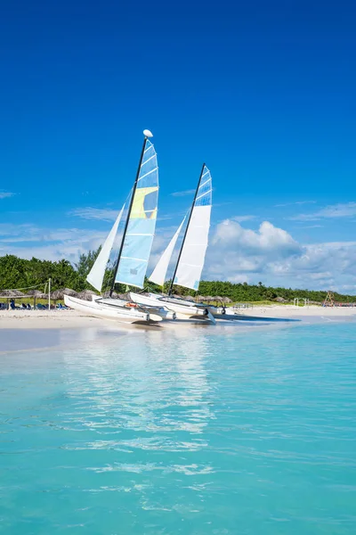 Barche Vela Sulla Bellissima Spiaggia Varadero Cuba Una Giornata Estiva — Foto Stock