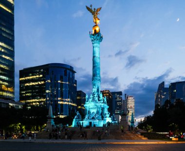 Geceleri Mexico City 'deki Bağımsızlık Meleği, ülkenin bir sembolü. Sahnedeki insanlar uzlaştırılamaz.