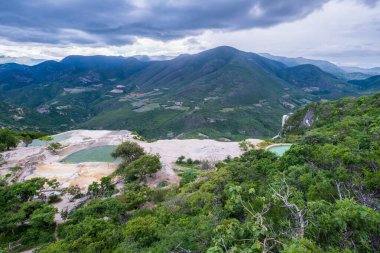 Hierve el agua, Meksika, Oaxaca 'daki dağların arasında taşlaşmış şelaleleri olan doğal bir mucize.